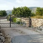 Villa Lisnjak By Guide *