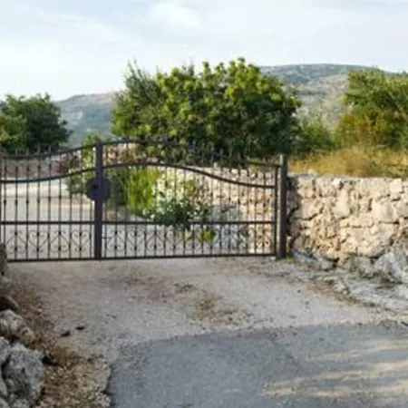 Vila Lisnjak By Guide *